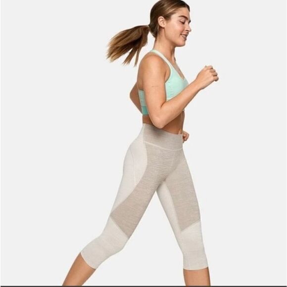 Outdoor Voices TechSweat Two-Tone Kneecap Crop Capri Leggings in sand - Picture 1 of 10